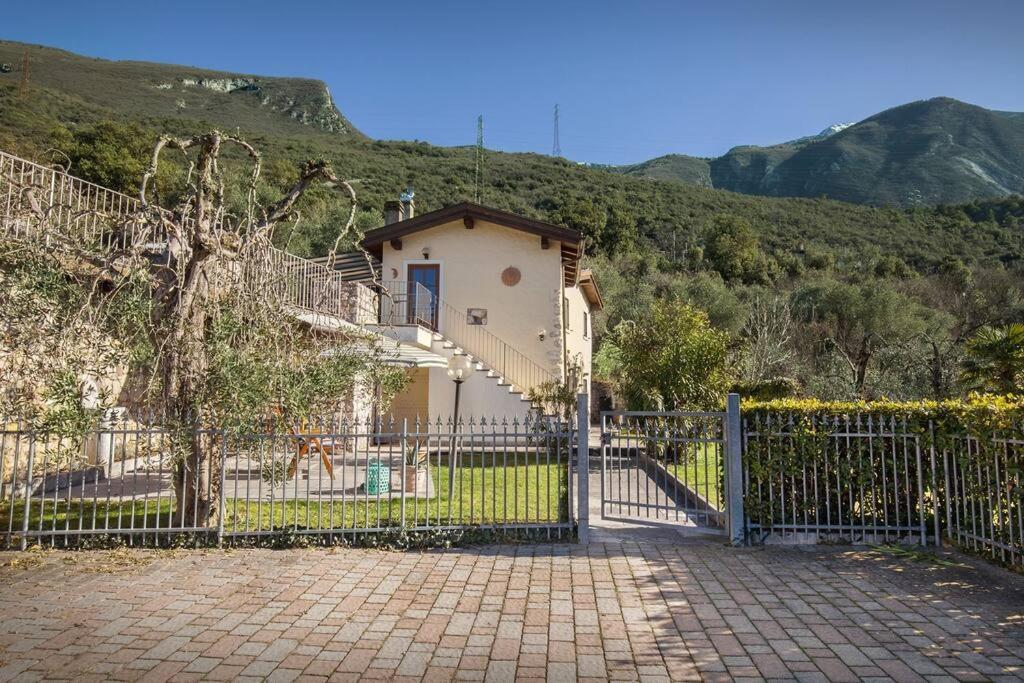 Villa Fuzzys - Un Antico Casale Ristrutturato Malcesine Exterior photo